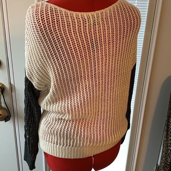 Jeans by Buffalo Large pull over sweater - Picture 2 of 6